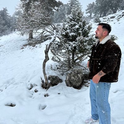 Profdrosmandemi's profile picture. kafayı yemiş zamanın köşesinde geçiyor zaman