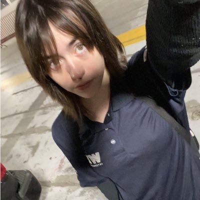 Blushin_beach's profile picture. shittin’