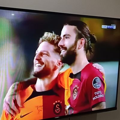 BirAkfc's profile picture. Yanarak soğuduk bizi alevler üşüttü.