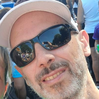 Los hombres son dioses muertos, de un tiempo ya derrumbao.
