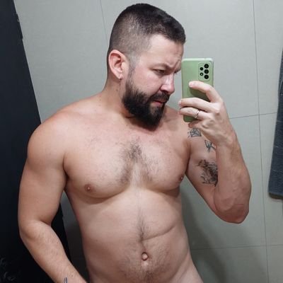 metade militante, metade biscoiteiro, goiano, 30 anos, homossexual terrível, esquerdopata, 🐻