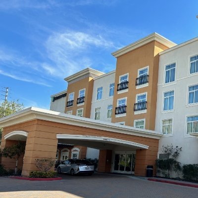 All suite hotel featuring free made to order breakfast and complimentary evening cocktail reception.  Convenient location off the 5 freeway. Near Magic Mountain