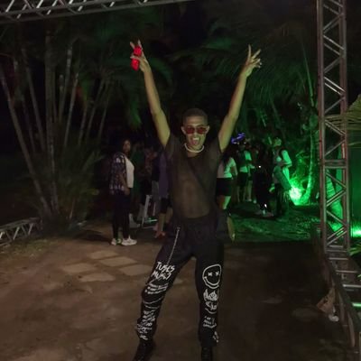 Thiago Davi ,Cantor (Drag Gaya Queen🌈)
e Ator e Little Monster, Navy, Groove e Vtlover/ Carioca RJ - Itacuruçá 
Snapchat :thiguinho/
Instagram : eu_thiagodavi
