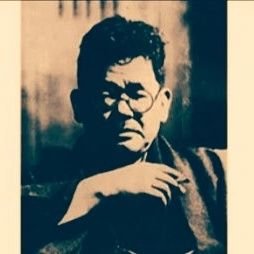大ふべん者。意外とお堅い仕事をしている。争いを好まない。ただし、敵には容赦ない鉄槌を下す。さびしがり屋。痛い事が嫌い。カワイ子ちゃんに滅法弱い。優男。頑固。歌う事が好き。歴史が好き。話を聞くのが好き。ただし、興味が有ること前提。美味しいものが好き。アニメ・漫画・ゲームが好き。外国語・気の強い人・面倒な人が苦手。
