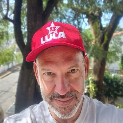 Trabalhador de branding e pesquisa de mercado e comportamento.
Casado, livre e absolutamente de esquerda