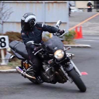 バイクをこよなく愛するアラフィフです。以前は忍者≪カワサキGPZ 900R≫に15年近く乗っていて、昨年までヤマハXJR 1300で遅いながらもスラっていましたが、乗りこなすのに限界を感じMT-07に乗り換えました。これから徐々にMT-07で慣らしていきます。無断フォロー失礼します。(^^)