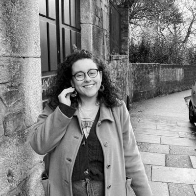I creix una flor al mur, vol ser futur, és present, és memòria
...
Historia na USC