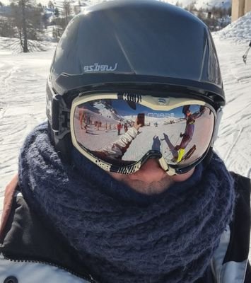 ours blanc (presque périmé😅 )romantique et amoureux 💑. 
aime la montagne ,la neige ,le ski et le vélo 🚲