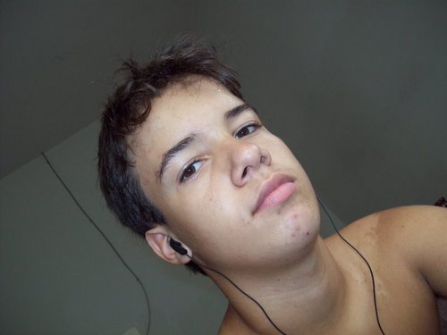 ' Taurino, velhos e bem aproveitados 16 anos de vida, apaixonado por futebol, louco por música...
Ae o resto descobre depois(segueqeeupensoemteseguir  ;P )