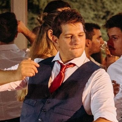 Nacionalofilo, Geek, Programador, Humorista Timido, Futbolista Frustrado, Politólogo sin estudios, Simple pero complicado, un Justiciero sin NAPALM