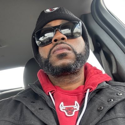 Here for news, updates and to vibe with 🫵🏾 cool people. Chicago native (🗣️SOUTH SIDE 💪🏾)....If you love Music, Sneakers, and/or VIDEO GAMES get at me!