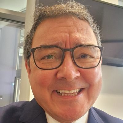 António, 56 anos, bem disposto, empreendedor, humilde, honesto e teimoso, trabalha na Remax Expogroup.