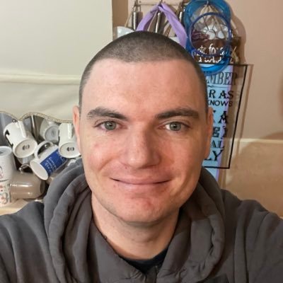 seanrobotnik1's profile picture. @SeanRobotnik is my original account! Got this as a back up when my main got hacked. #MUFC ⚽️🔴 Arrows 🎯 Love a good bet!🐎⚽️💷 #TheHobby PSA 10 merchant!😈