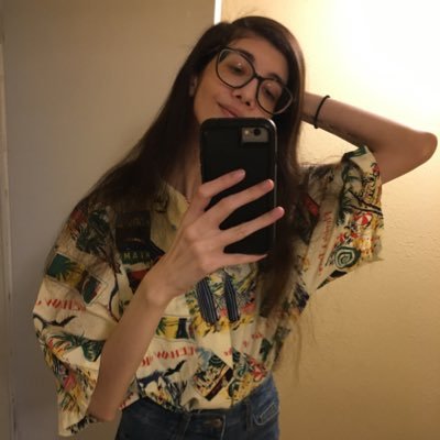 meagan/26/Skyrim fanboy/silly goose/could possibly be a hand model