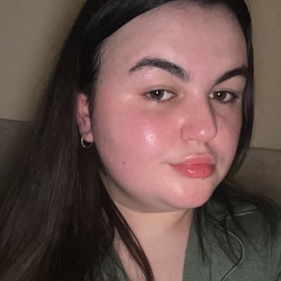 ellsbooks's profile picture. currently reading ; the pumpkin spice cafe🎃