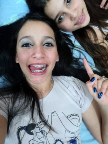 Quem eu so: Tímida, simpática,amo fazer novas amizades, sou muito ciumenta, Amoo malha :D, meu esporte favorito VÔLEI... quer saber +? Me segue que sabe-ras:D