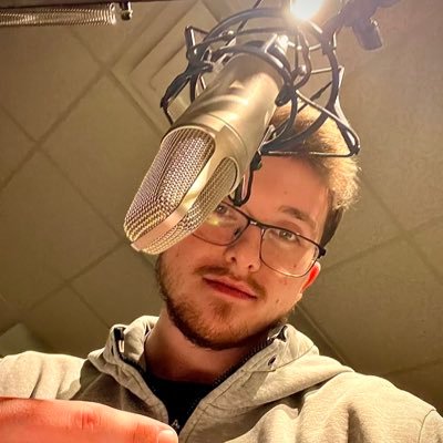 Radio student 🎙️Basketball enthusiast🏀 Martial Artist🥋 Log on with me Fridays from 2-3 at https://t.co/KIUl7m7EMg !!!!