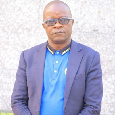 Licencié en Management et Sc. Écon., Gradué en Péda Appliquée, Journaliste-Formateur en RAC, Consultant en Mgt de RAC, Promoteur & D.G. de la RAC de Boma, RCB.