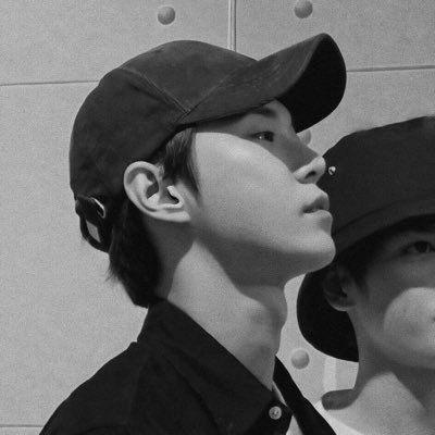Pillar of melody flow in his gullet sublimity made finest voice could hear from afar by a gracious minstrel of all-trades, give courtesy to Kim Doyoung. (1996)