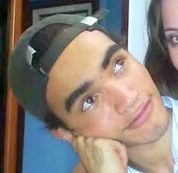 Sou uma pessoa simples. Possuo Ensino Médio completo, mas ainda não faço faculdade. Eu trabalho nos fins de semana na praça de alimentação aqui da FEIRARTE.