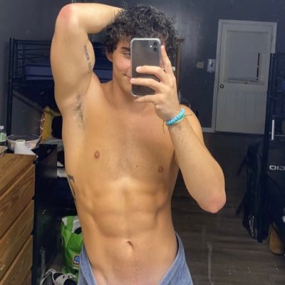 19-year-old college frat bro and athlete👅I respond to ALL dms on OF🥵💦 DM me if you do OF😉