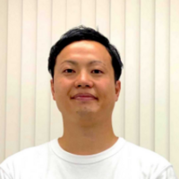 人事として15年、複数社で制度設計・労務・IPOを経験。現在はSmartHRで、勤怠システムのドメインエキスパート/PMとして開発に携わっています。現場で感じた「属人化」「複雑さ」を、プロダクトの力で仕組み化し、人事業務の民主化を進めることが自分の使命。人事 × プロダクトの視点から、業務の再設計に挑んでいます。※発信