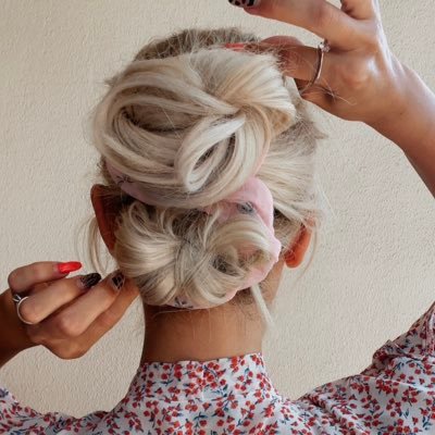 Easy DIY hairstyles that you can create in no time such as easy Braid styles, Half-up hairstyles, and more. Για περισσότερη ομορφιά κ έμπνευση!