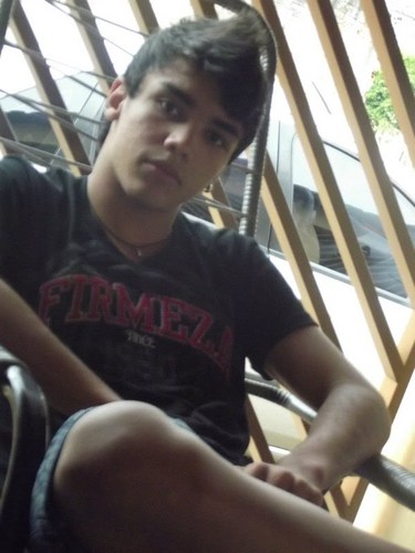 E pra todos que ME ODEIA *-* , trago no rosto um sorriso sarcástico, um olhar cínico e nos lábios a palavra foda-se x)
