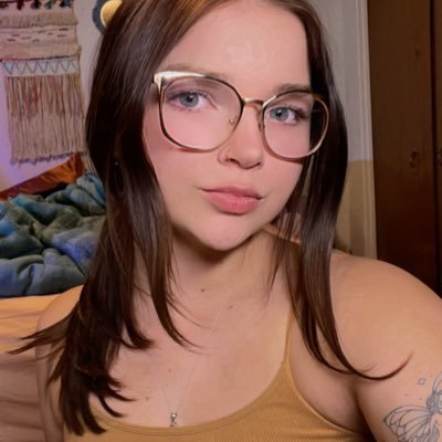 Hi I’m Lexi! I like to post cute pictures of myself! I have piercings and tattoos! and I have a secret talent if you click the link in my bio ;)