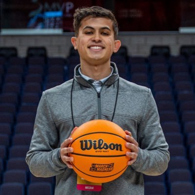 UConn Football Intern Journalist. Current Associate Sports Editor for @dcsportsdept. @uconnfbmedia. Jeremiah 29:11.✝️🙏 Best Shoe Game in the Press Box. 👟