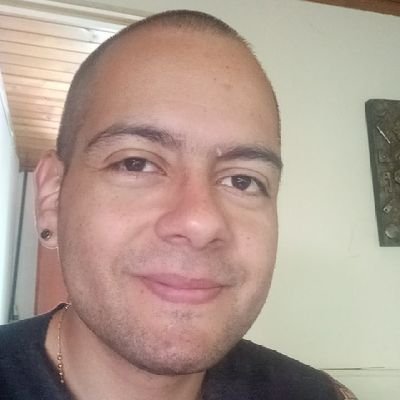 Un profe que le gusta cuestionar y analizar. hay un gusto por los tatuajes, los libros, la carpintería y la meditación.
