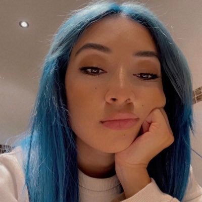 crystalmoeva's profile picture. hi 👋