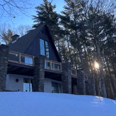 A True custom Vermont Chalet. loving Fresh air, the views and relaxing. 18 acres. Breathe I Relax I Vermont.