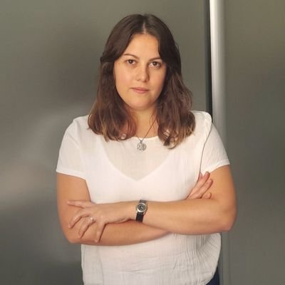 Peronista, kirchnerista,  feminista y maradoniana.
Periodista y docente.