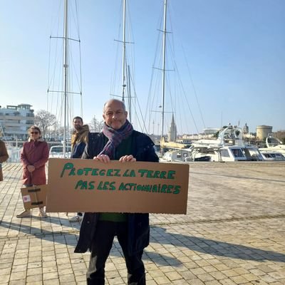 professeur d' histoire et géographie Conseiller départemental de Charente-Maritime 
 élu à la Ville de La Rochelle et à la CDA.