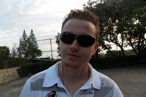 Tenho 22 anos, sou branquelo, gorducho e ruivo ainda por cima. Mais sou Sincero, maluco, engraçado. Vivo no mundo do Rock 'N Roll, e o resto, nem quero saber...