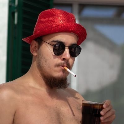 Pode conter linguagem ou cenas capazes de ferir susceptibilidades. Comédia