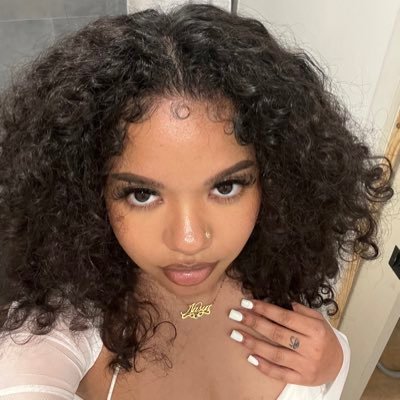 nasyacheyenne's profile picture. *applies unhealthy amounts of lip gloss*