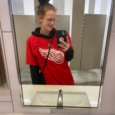 Michigan born & raised ✋🏼Spend my days working as a tile apprentice & my nights waiting for a Red Wings Stanley Cup victory 🐙   she/her