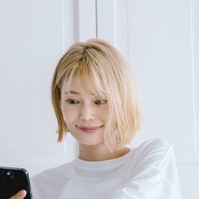 《プロップスタイリスト》雑誌・書籍・WEBメディア等で、食や住といったライフスタイル提案のスタイリングをしています。”暮らしを楽しむ”をテーマに小規模な撮影ではフォトグラファーを兼ねることも。リノベーションしたマンションで一人暮らしするうつわ愛好家。茶道習い始めました🍵