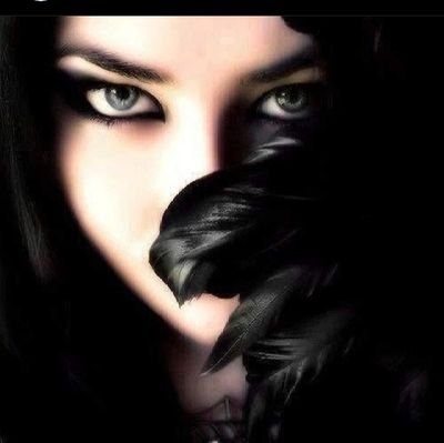 Ela tem um coração boêmio...
Uma alma poética...
Inquieta...
Repleta de sonhos e uma aura de fluidos sentimentais intensos...🌹
Edna Frigato
#TÚmiPOEMA