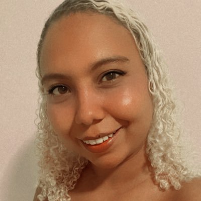 Por favor, espalhe o amor, porque de dor e sofrimento, o mundo já está cheio.