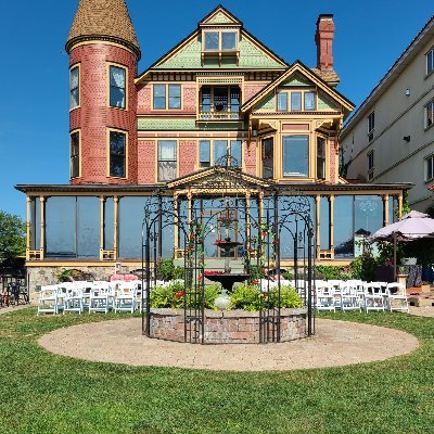 Historic hotel/restaurant/bar in Lake Geneva, WI