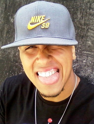 Levo a Vida Numa Boa,Sou do Tipo Riii á Toa,Curto a Vida Na Moral...♪