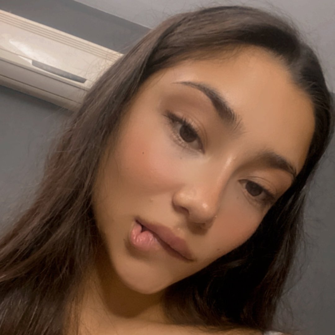 Passionate and sensual 💋
Backup account, follow my main : @bellaaa_lewis