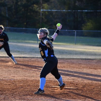 2ShiestyRiley's profile picture. 2026🎓Pitcher/3rd base🥎 Cheerleader📣Marching Band🎸 FFA🐑HOSA🩺