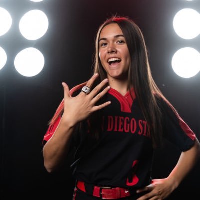 bellaespinoza18's profile picture. SDSU softball ‘25