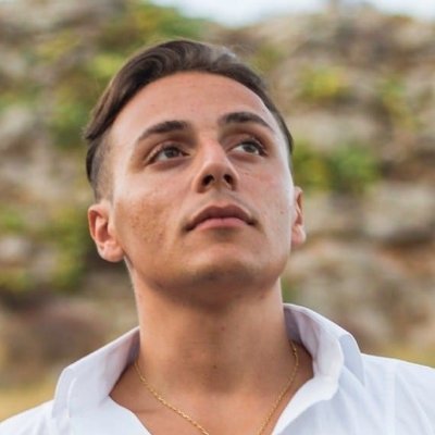 LoisonLorenzo's profile picture. Cinéma, basket, muscu, Interne en médecine