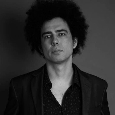 Rock alternativo com influências de folk, post-punk e música brasileira.