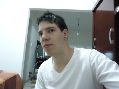 Somos jovens,belos, bêbados e caretas. Sempre em bandos e as vezes em dois. Curtindo grandes amores, chapados, pirados, pelados. Olhando as estrelas